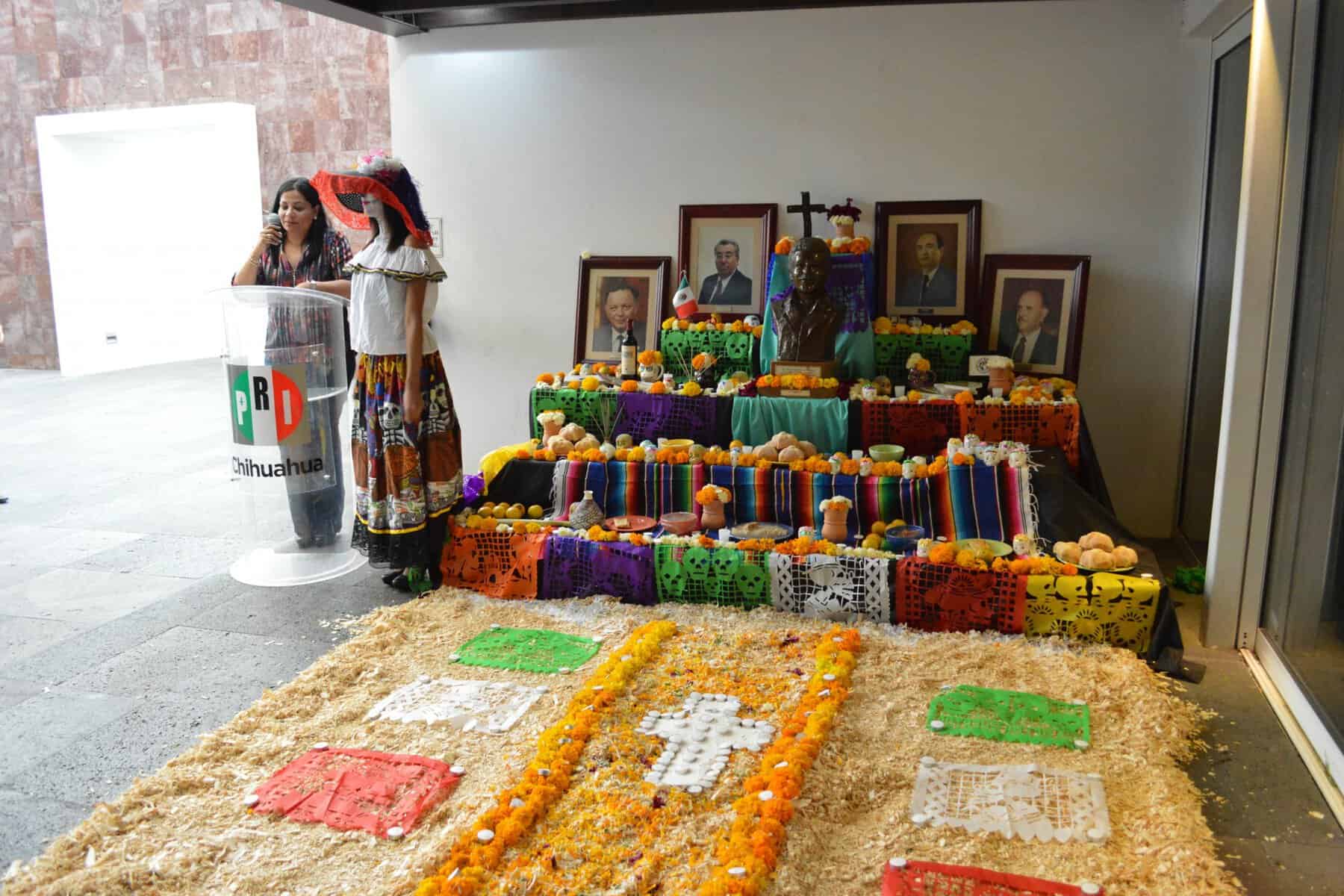 Inaugura Karina Velázquez altar de muertos en honor a ex presidentes del PRI.
