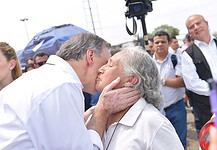 El gobierno de José Antonio Meade dará salario de $1,200 a jefas de familia