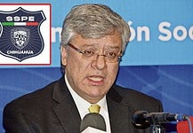 Los hincan y les exigen ‘bajarle de huevos…’